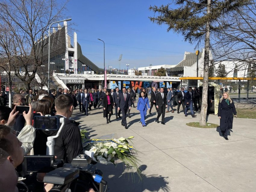 Krerët e shtetit bëjnë nderime te “Heroinat” dhe te monumenti i policëve të rënë në detyrë