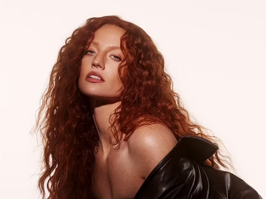 Jess Glynne prezanton albumin e tretë të vetëtitulluar, duke mahnitur fansat me publikimin e këngës së parë