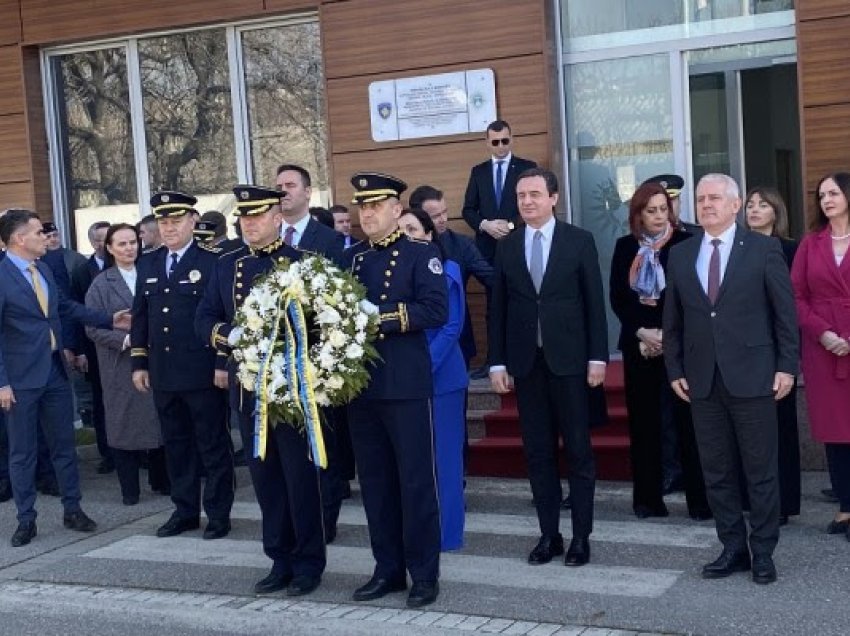 Krerët shtetërorë bëjnë homazhe te monumenti i policëve të rënë në detyrë