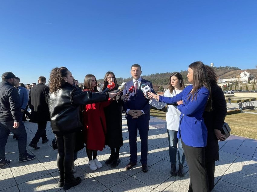 Krasniqi nga Prekazi: Kjo është dita ku duhet të ripërsërisim zotimet tona për t’i shërbyer Kosovës ndershëm e drejtë