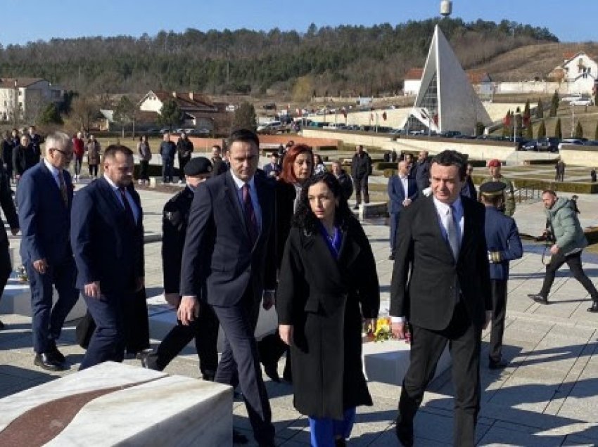 Krerët shtetërorë bënë homazhe në Kompleksin Memorial “Adem Jashari”