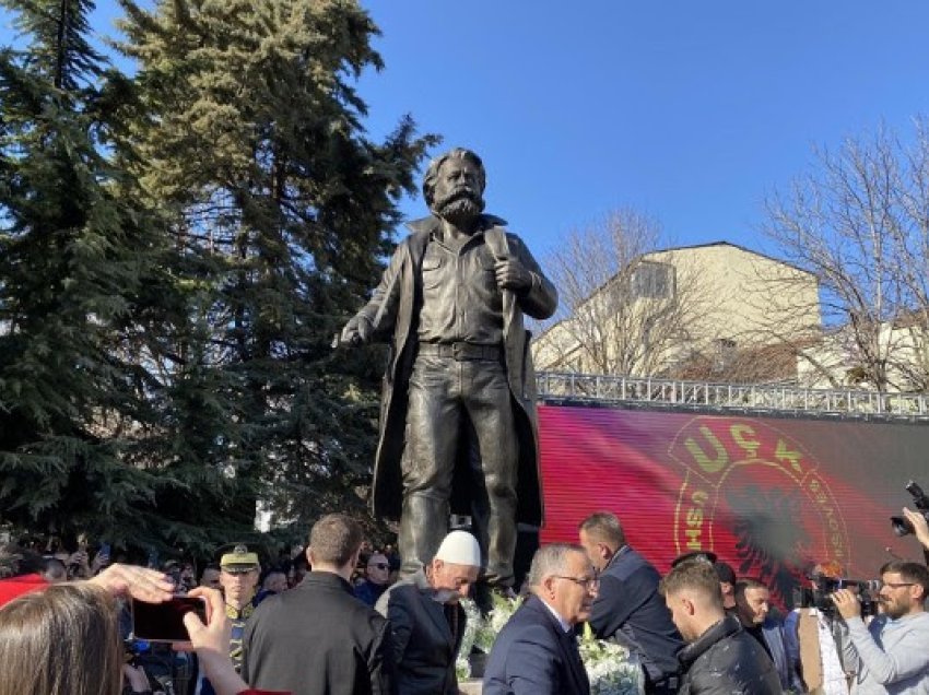 ​Mitrovica bëhet me shtatoren e Komandantit Legjendar Adem Jashari