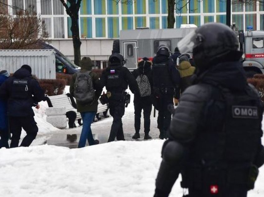 400 persona arrestohen në memorialet e Navalny në Rusi