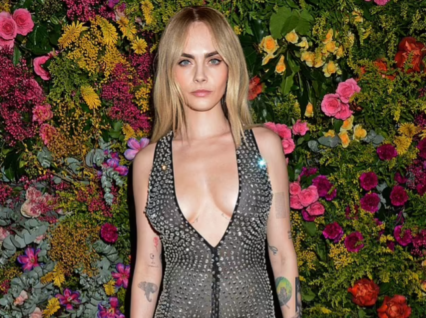 Cara Delevingne shfaqet me një fustan të zi, gjysmë të tejdukshëm, ndërsa merr pjesë në festën e “Vogue BAFTA”