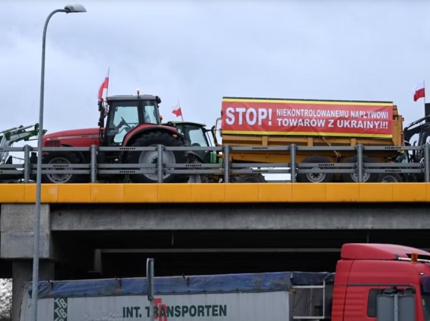 Fermerët polakë bllokojnë kufirin me Ukrainën për shkak të mospajtimeve për grurin