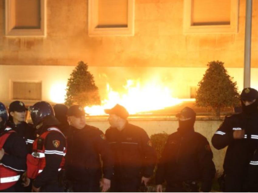 Protesta e opozitës/ Hodhën molotov drejt kryeministrisë, shoqërohen dy persona në polici