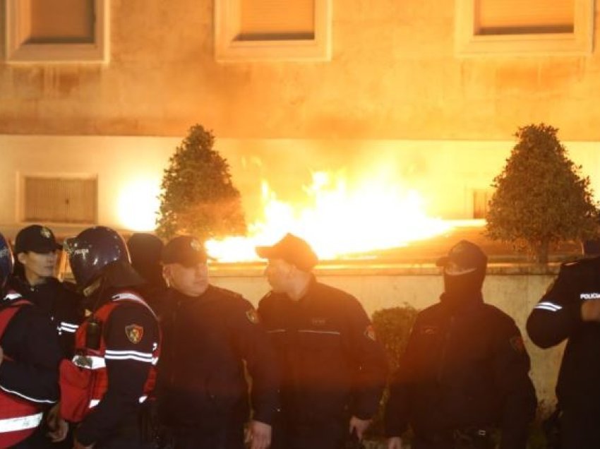 Hodhën kapsolla, flakadanë dhe molotov gjatë protestës së opozitës, katër të arrestuar në Tiranë