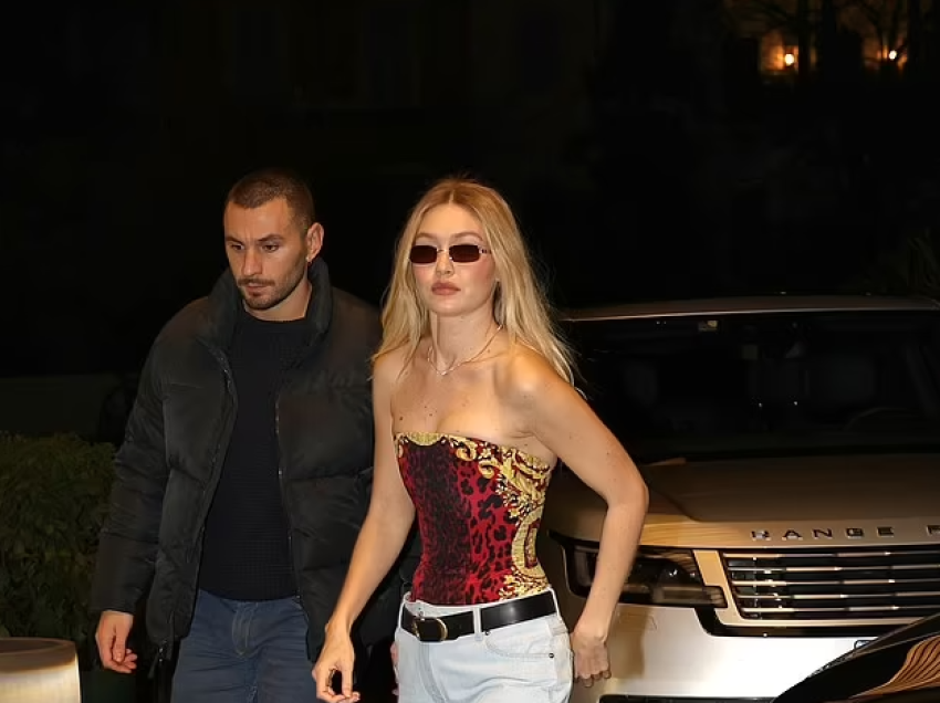 Gigi Hadid duket tipike elegante me një korse të kuqe, në festën e “Versace” gjatë Javës së Modës në Milano