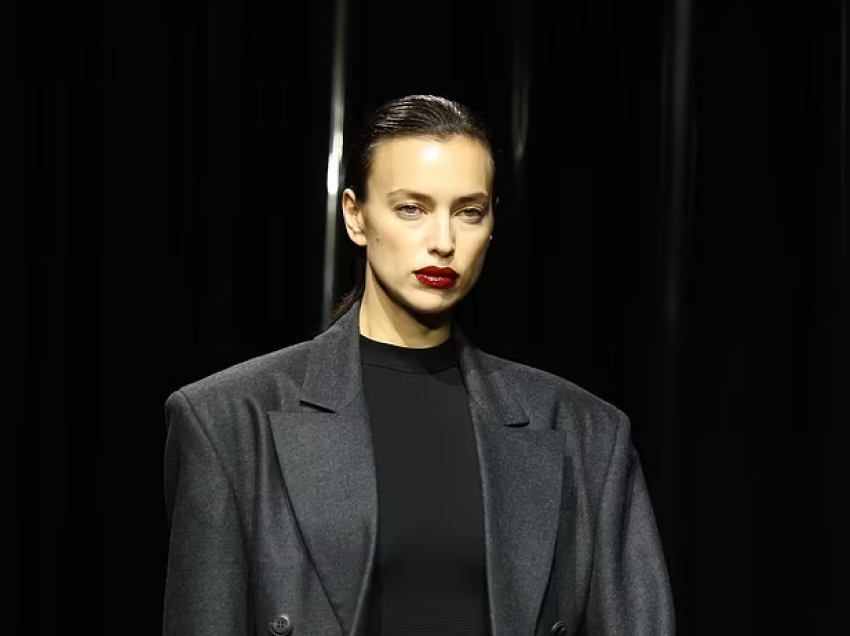 Irina Shayk mahnit me dukjen joshëse, në shfaqjen e Ferrarit gjatë Javës së Modës në Milano