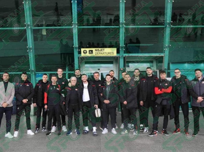 Kombëtarja shqiptare e basketbollit fle në aeroport