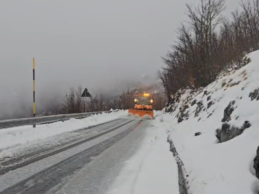 Moti bën kthesë këtë fundjavë/ Rrugët e veriut mbulohen nga bora, ja si paraqitet situata në akset rrugore