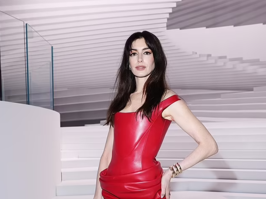 Anne Hathaway mahnit me një fustan të kuq, në shfaqjen e Javës së Modës në Milano të “Versace”