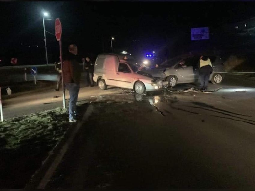 Pamje të rënda nga aksidenti i tmerrshëm në hyrje të Mitrovicës, shihen persona të shtrirë në tokë