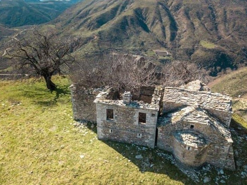 Denaj në Delvinë: Banorët po kthejnë shtëpitë në bujtina