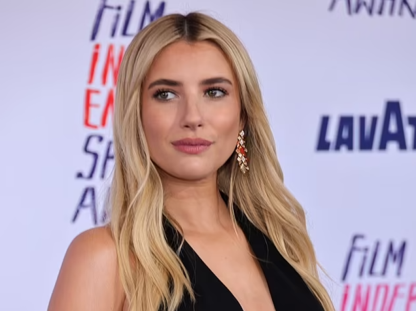 Emma Roberts tregon shpinën me një fustan joshës 