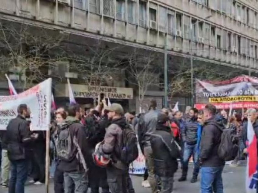 Sindikatat, protestë jashtë zyrave të hekurudhës greke: Zbardhni aksidentin e Tempit!