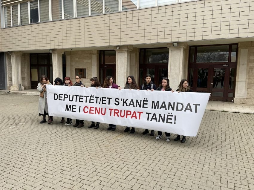 “Eman, mos rrej”, “Deputetët s’kanë mandat me i cenu trupat tanë”, protestë para Kuvendit 