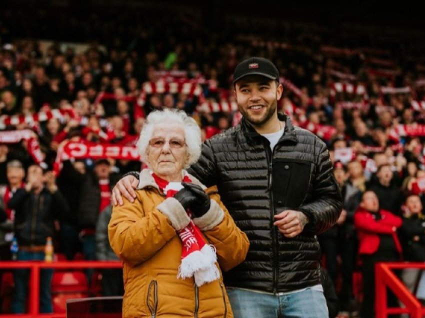 Rikthimi emocionues në stadium, historia e veçantë e tifozes 92-vjeçare