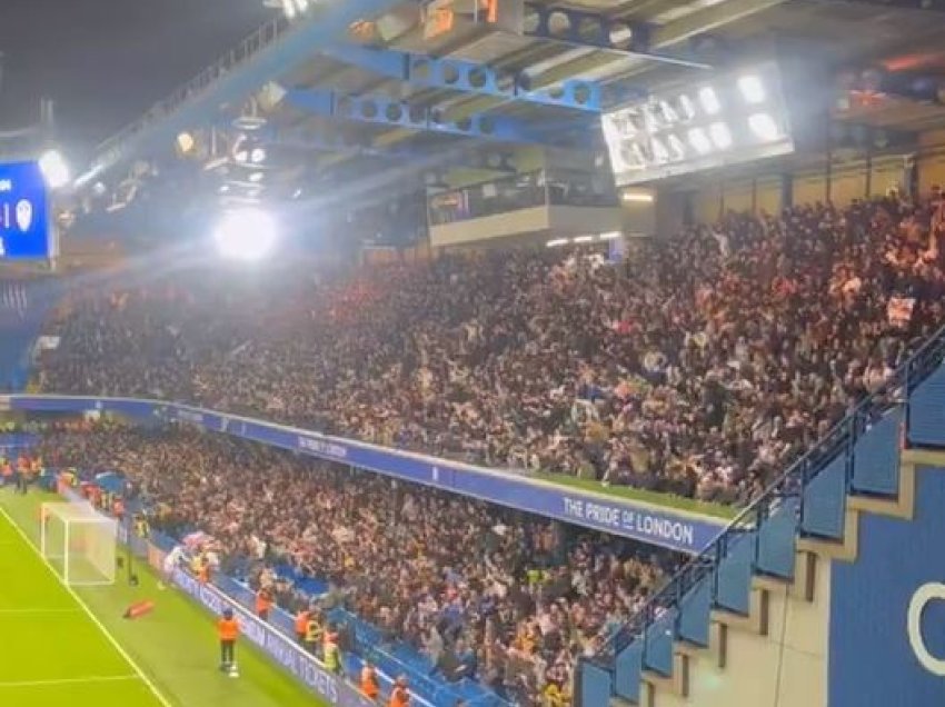 E rëndë në Stamford Bridge, një tifoz bie nga lartësia gjatë festës së golit