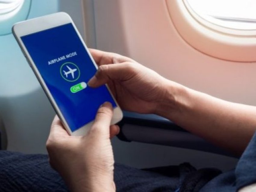 Pse duhet t’i ndalni telefonat apo të aktivizoni ‘airplane mode’ në aeroplan