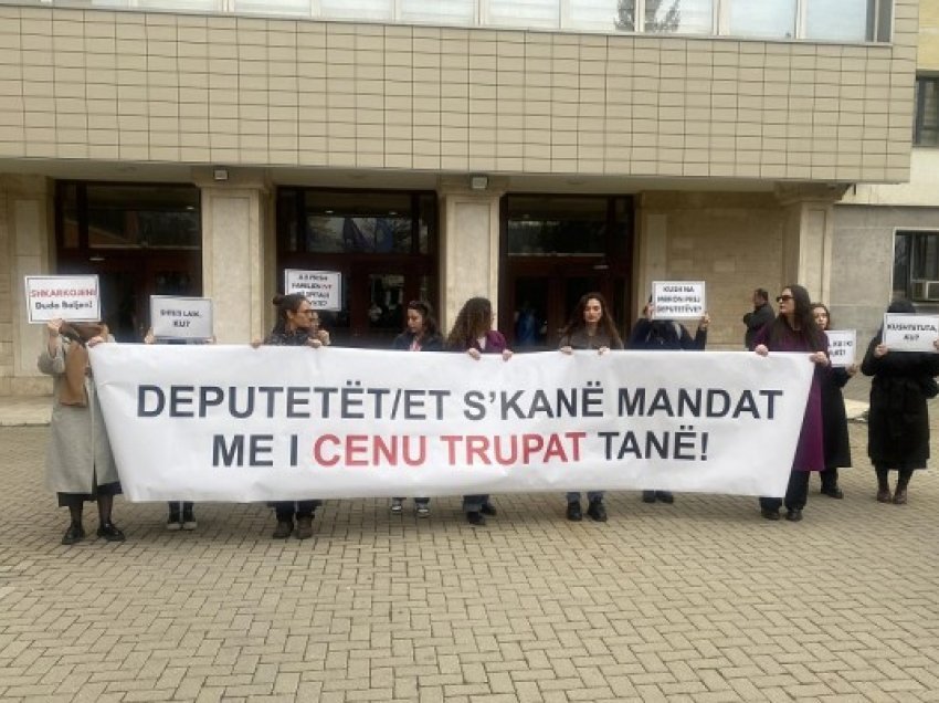 Protestë para Kuvendit, Asllani: Të shkarkohet Duda Balje 