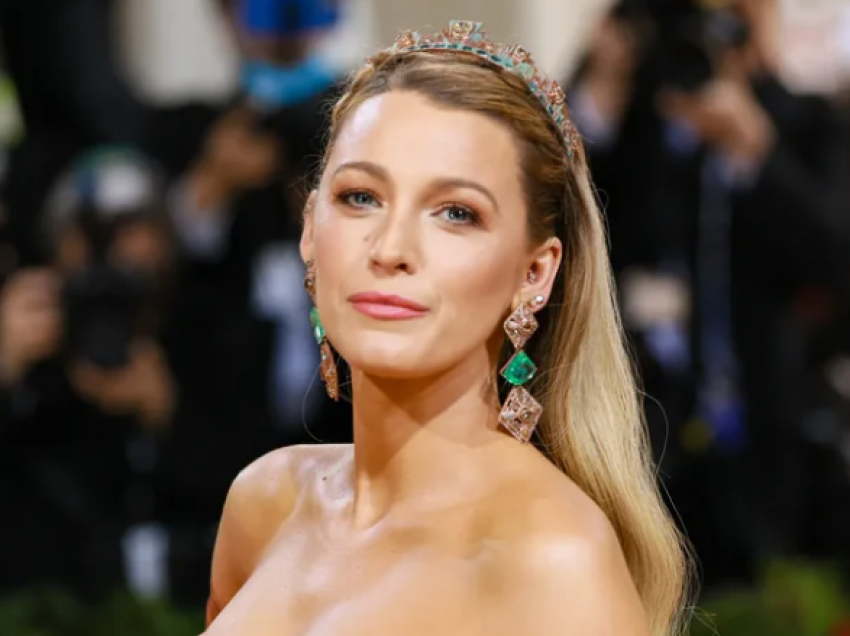 Blake Lively pompoi qumështin e gjirit në publik dhe njerëzit kanë një koment