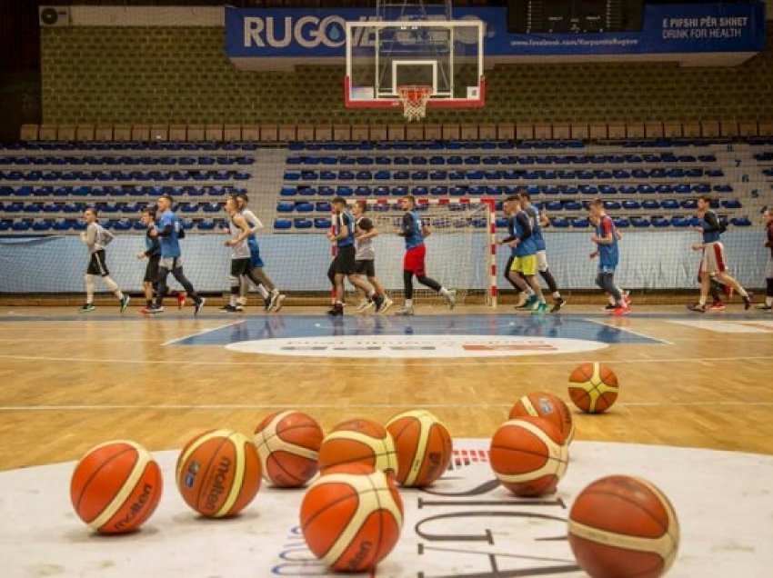 ​Ndalimi i tifozëve në palestra, vendimi mbetet në fuqi