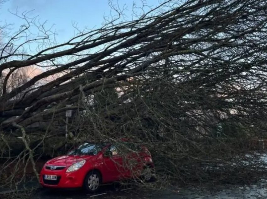 Stuhia Hank ‘godet’ Britaninë e Madhe, rrugë të mbyllura dhe mijëra njerëz pa energji elektrike