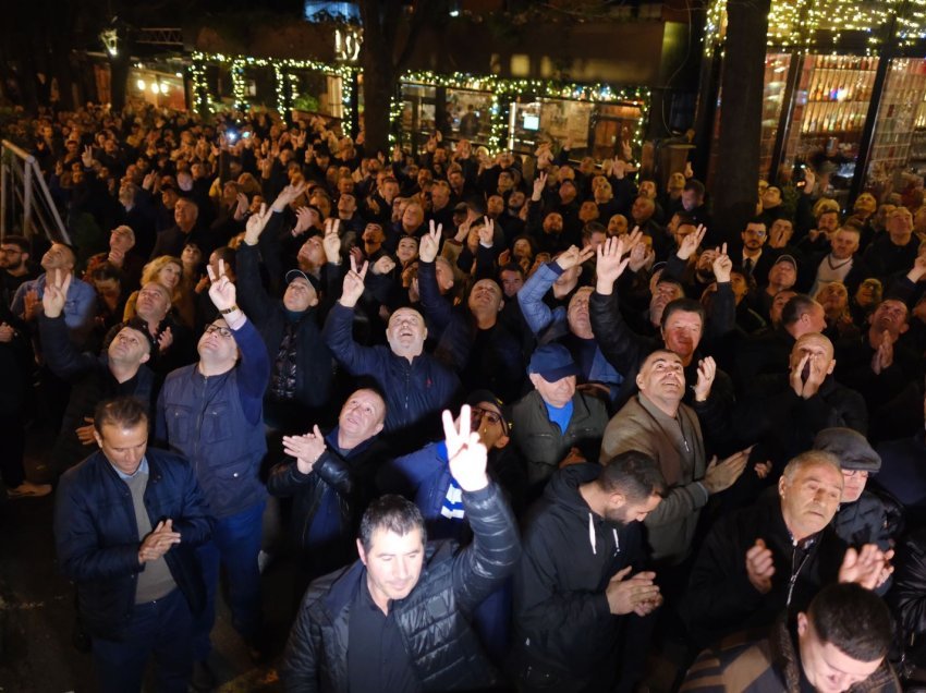 Mbështetësit poshtë banesës, Berisha në dritare: Më burgosën si në Rusinë e Putinit