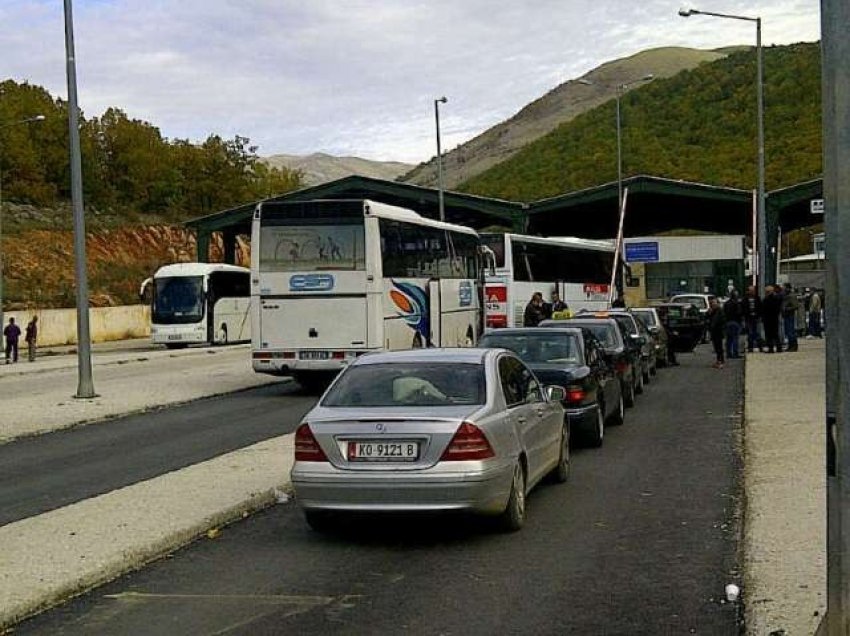 Kaluan festat në atdhe me familjarët e tyre, fluks emigrantësh në ikje në pikat e kalimit kufitar me Greqinë