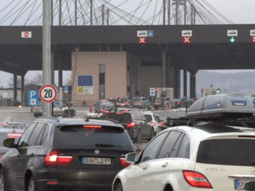 Vazhdojnë kolonat e gjata në kufi, mbi tetë orë pritje në Merdar për të dalë nga Kosova