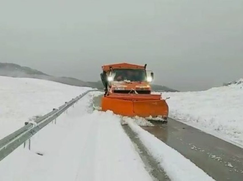 Juglindja mbulohet nga dëbora/ Preken disa akse rrugore pranë Maliqit, ja si paraqitet situata