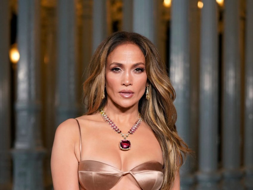 Jennifer Lopez zgjodhi manikyrin që do të dominojë këtë vit