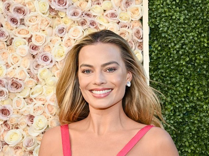 Margot Robbie vishet si “Superstar Barbie” i vitit 1977 me fustan rozë “Armani”