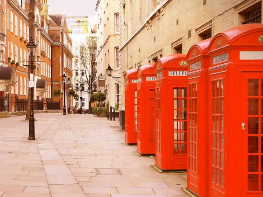 Kabinat e kuqe telefonike britanike në shitje