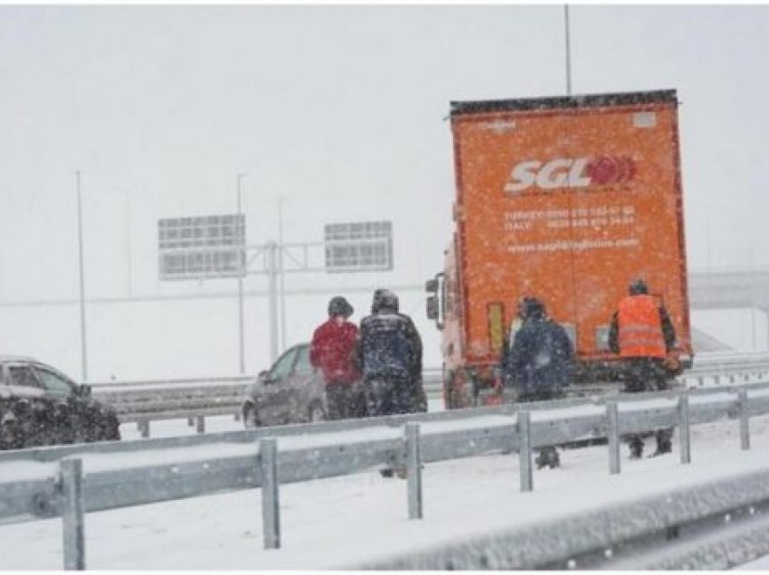 Bora dhe stuhia krijojnë probleme në Kroaci: Disa aksidente në autostradën Zagreb – Beograd