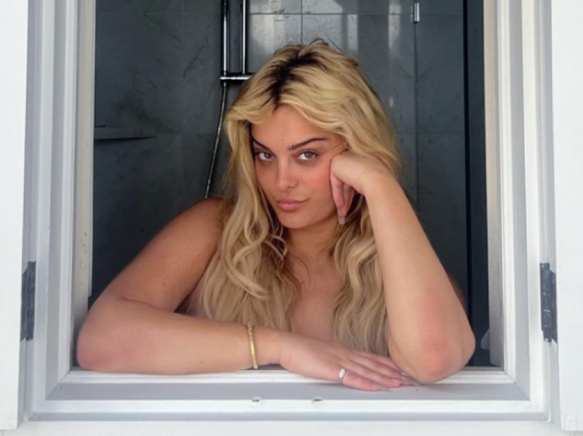 Bebe Rexha pozon tërësisht e zhveshur nga dushi gjatë pushimeve në St. Barts