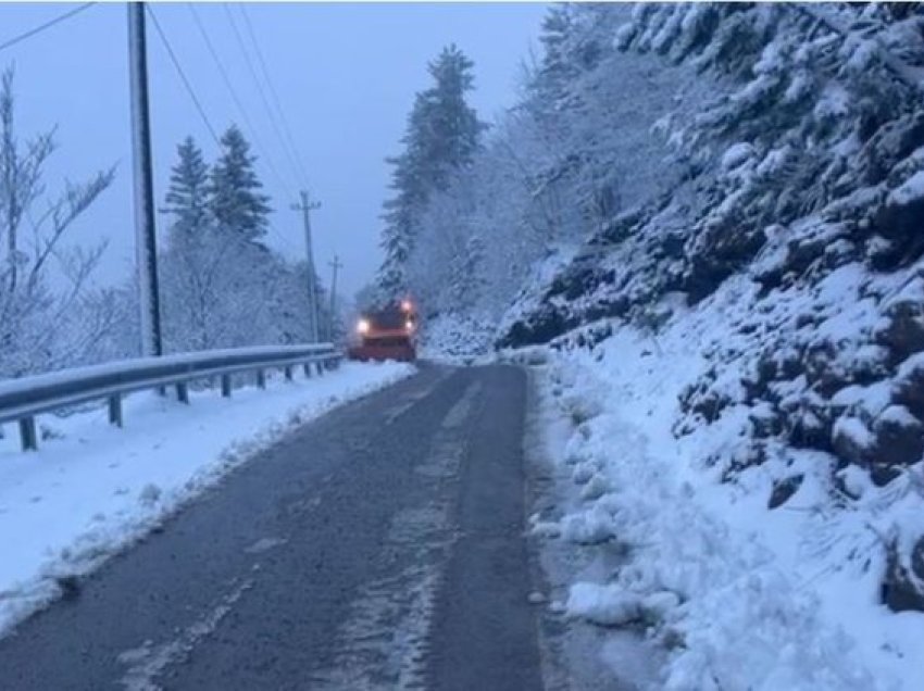 Qarku i Korçës zbardhet nga dëbora, ja si paraqitet situata në akset rrugore