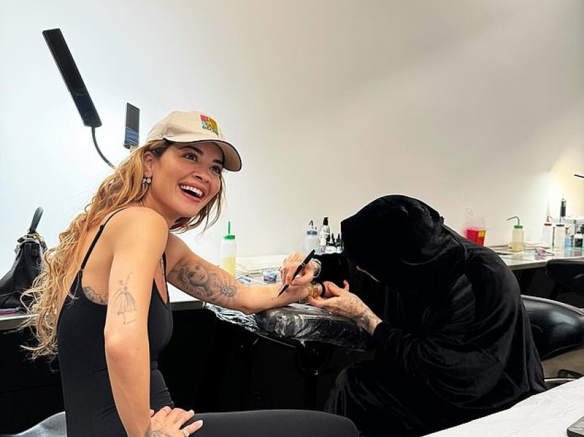 Rita Ora i nis ditët e para të vitit me pushime, shfaqet provokuese në fotografitë me bikini