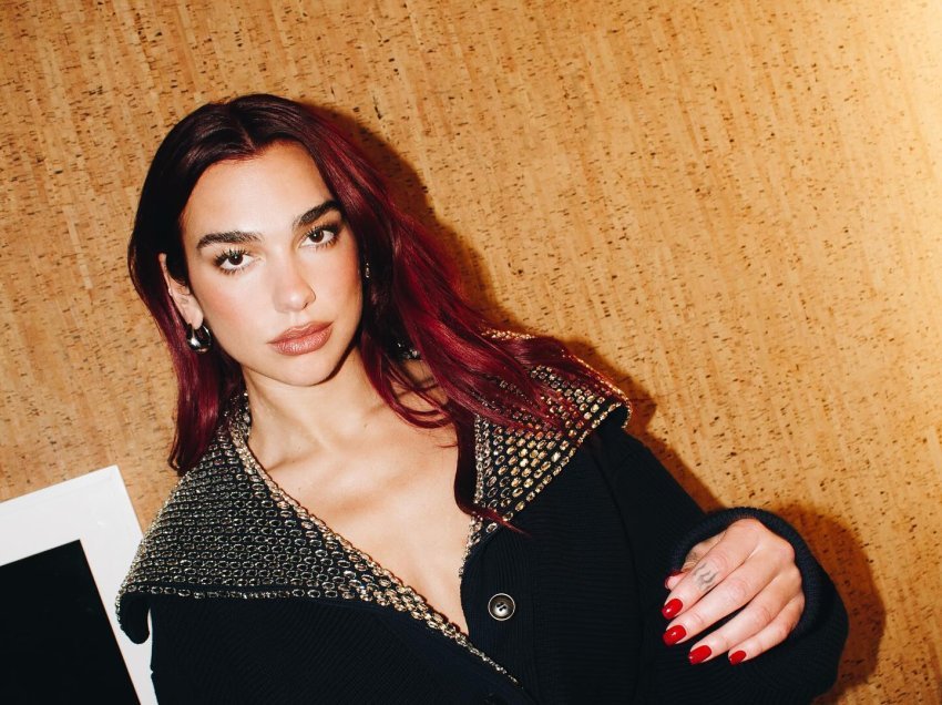 Dua Lipa thyen rekord, bëhet artistja e parë dhe e vetme në botë që ka tri këngë me nga dy miliardë dëgjime në Spotify