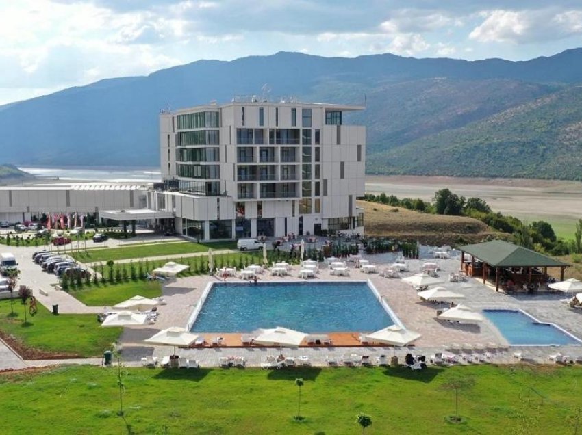 Zbulohen emrat e dy biznesmenëve llapjan që ndodhen në arrati për rastin “Lakeside Hotel”