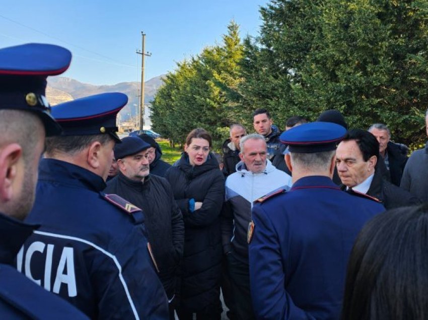 Protesta e banorëve të Postribës kundër gurores, u bashkohet opozita: Kjo situatë vazhdon prej vitit 2017