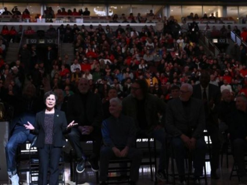 Tifozët e Chicago Bulls prishin ceremoninë në kujtim të ekipit të madh