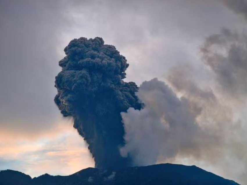 Vullkani Marapi i Indonezisë shpërthen sërish, një muaj pas incidentit vdekjeprurës