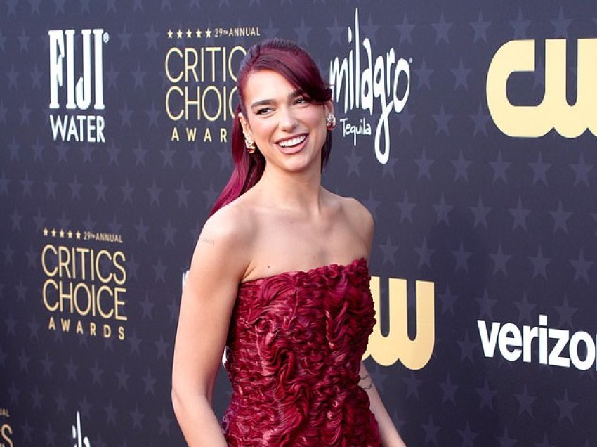 Dua Lipa shkëlqen me një fustan të kuq, në “Critics Choice Awards”