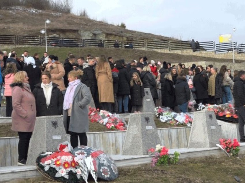 Familjarët e viktimave rrëfejnë tmerrin e masakrës së Reçakut