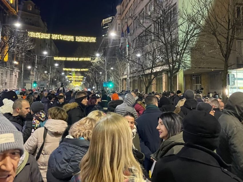 Me mijëra persona protestojnë kundër rezultatit zgjedhor në Serbi