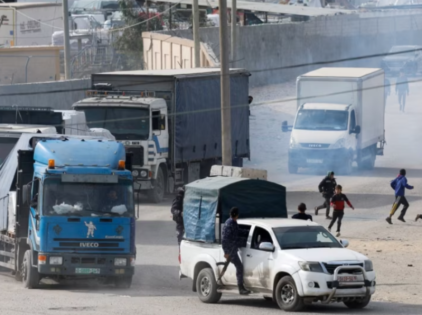 Ilaçet për pengjet e Hamasit dhe banorët palestinezë arrijnë në Gazë ndërkohë që lufta vazhdon