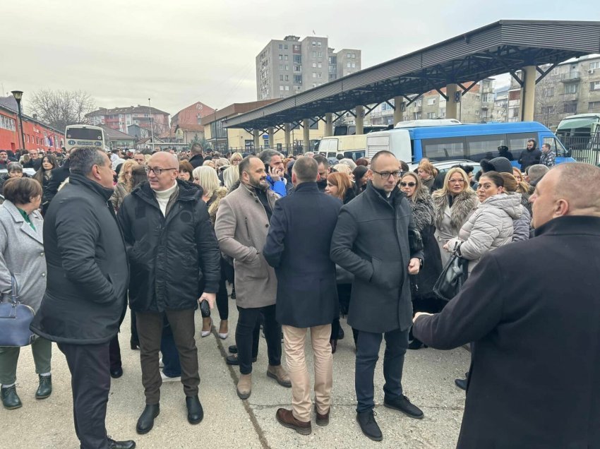 Serbëve në veri po iu prinë Rakiqi dhe Simiqi