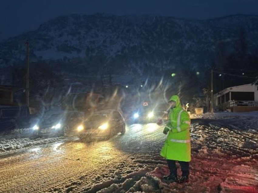 Reshjet dhe stuhitë e borës ‘paralizuan’ vendin! Emergjencat Civile përditësojnë situatën